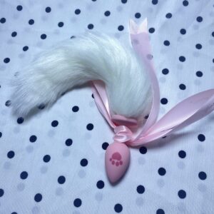 ปลั๊กทวารหนักซิลิโคนสีขาวพรีเมียมพร้อมหางยาวประดับโบว์รูปผีเสื้อสวยงาม  